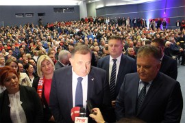 Predizborni miting SNSD-a u Gradišci: Dodik podržao Zorana Adžića