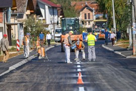 Završni radovi na saobraćajnici u Česmi, mještane obišao i Stanivuković (FOTO)