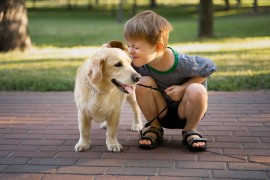 Pet prednosti odrastanja djece sa psom