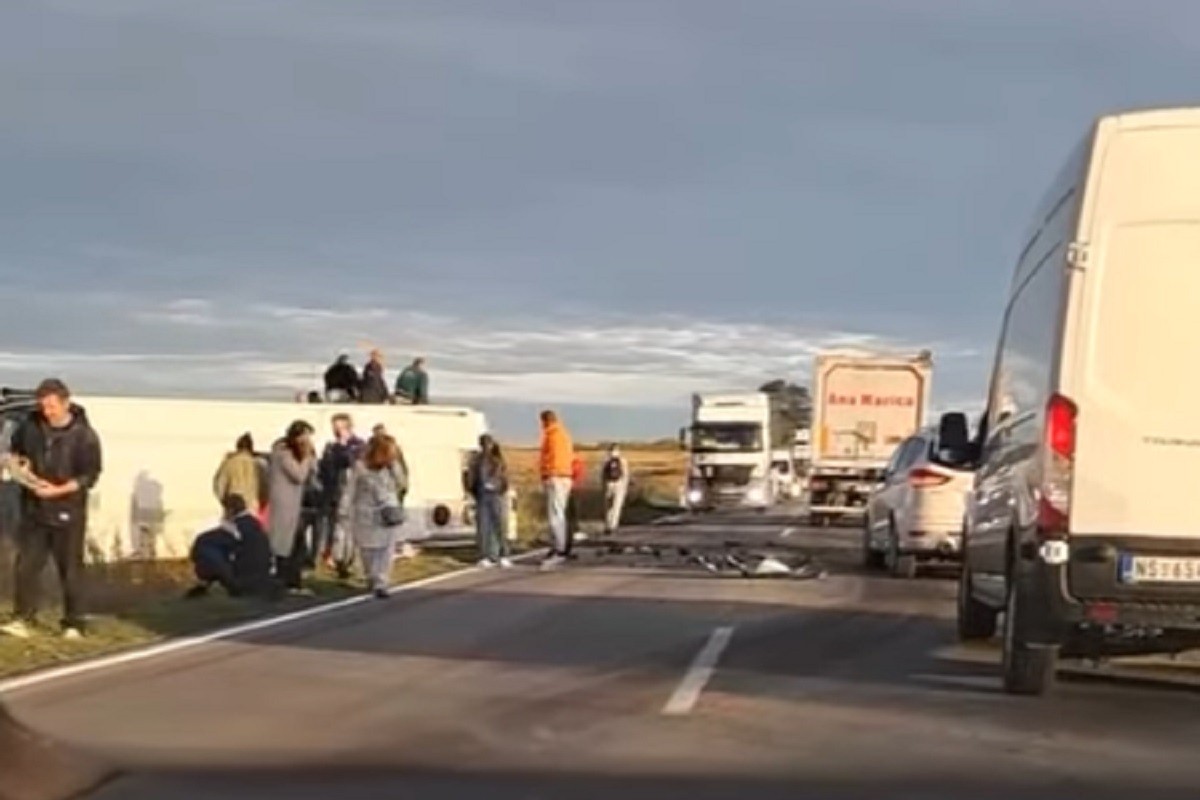 Đački autobus se sudario sa autom kod Novog Sada, ima mrtvih (VIDEO)