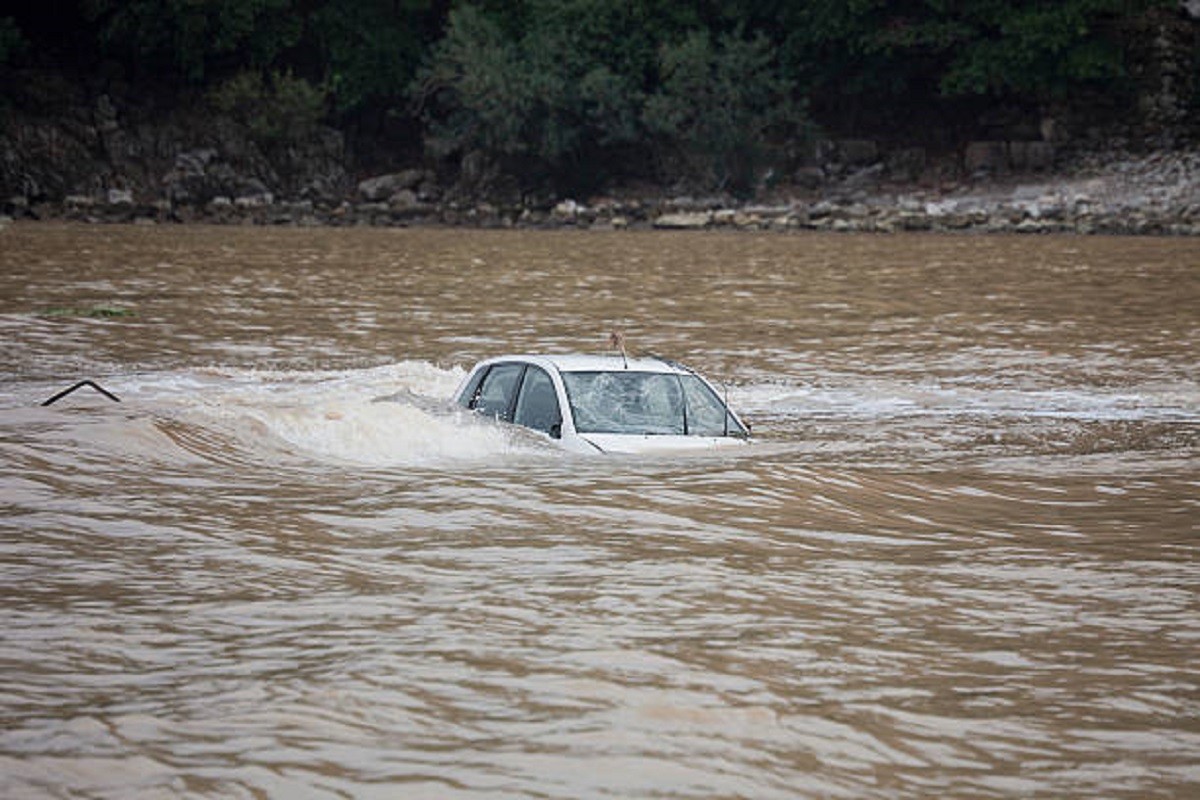 Automobil se prevrnuo i ostao zaglavljen u vodi (FOTO)