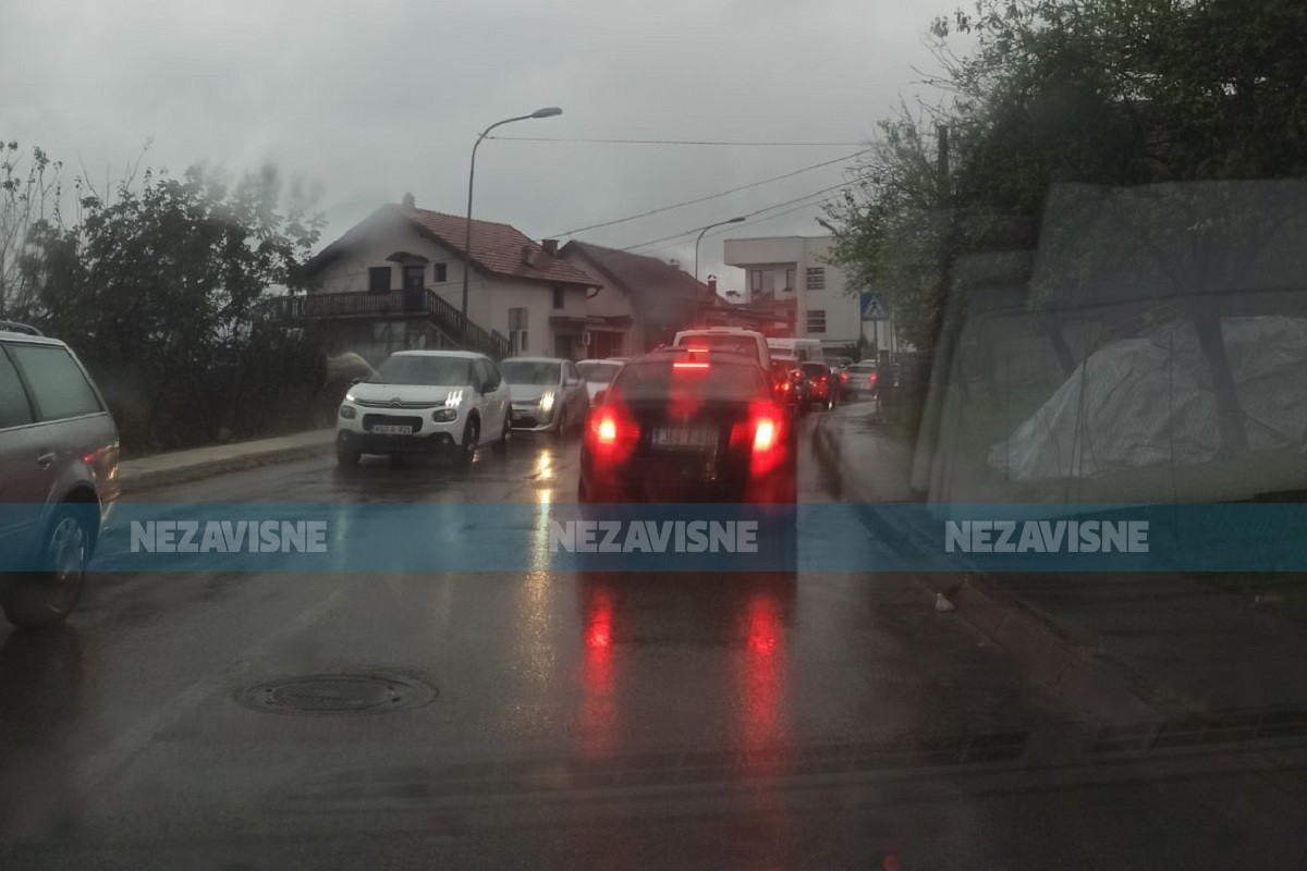 Kiša izazvala saobraćajni kolaps u Banjaluci