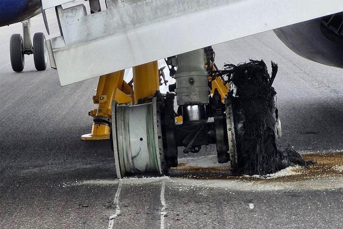 Drama pri slijetanju: Eksplodirale sve gume na avionu