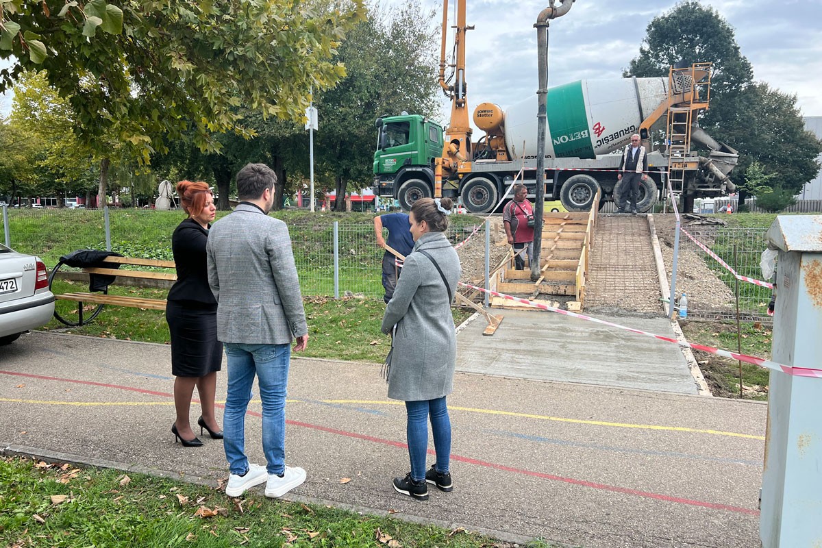 Staza za pješake i lica s invaliditetom