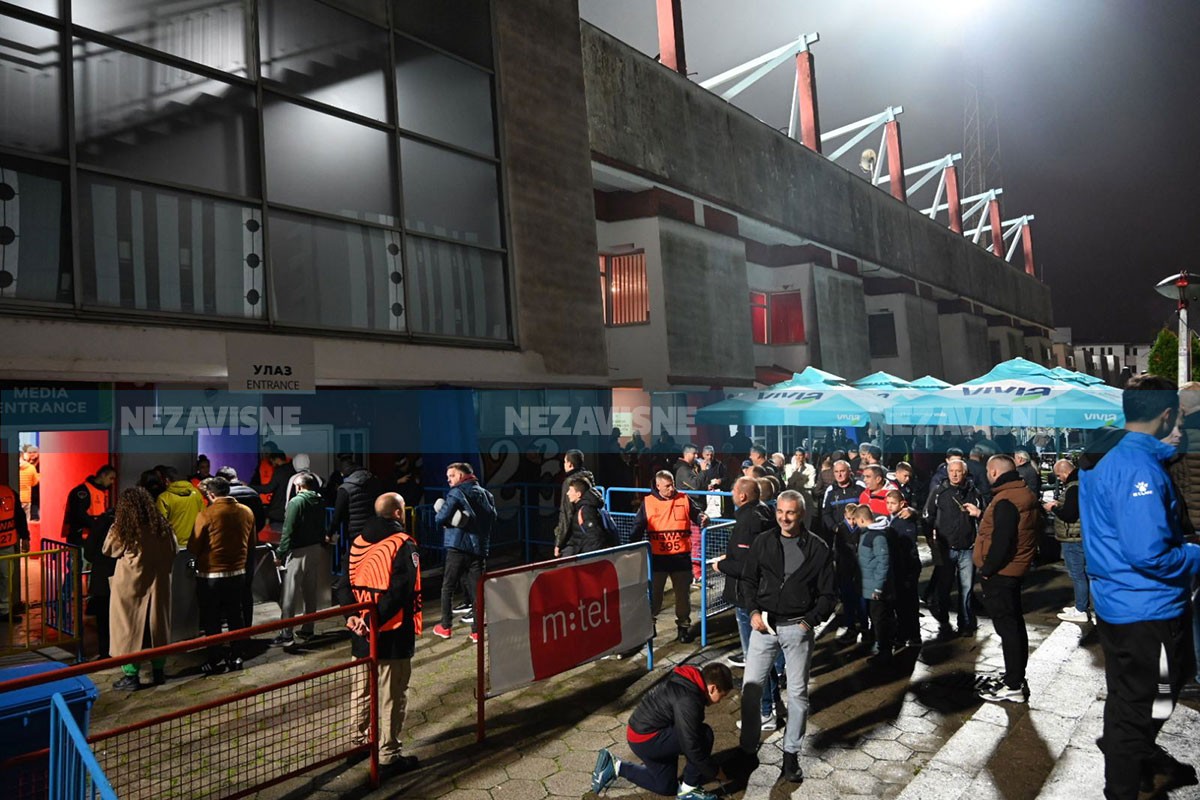 Kiša i hladno vrijeme u Banjaluci nisu prepreka: "Gradski stadion" se puni (FOTO)