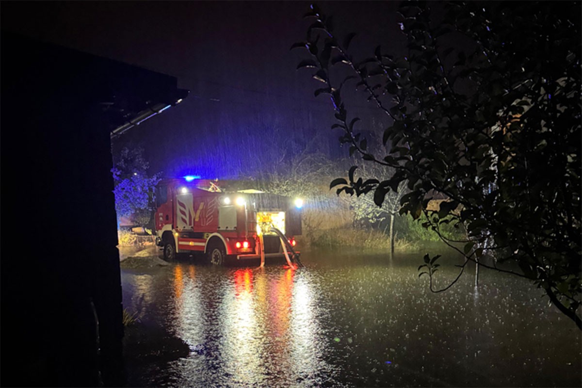 Poplave i u Hrvatskoj: Vatrogasci branili naselje cijelu noć