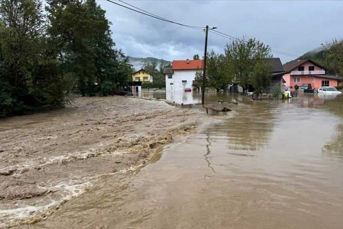 Poplave zarobile majku s djecom u kući