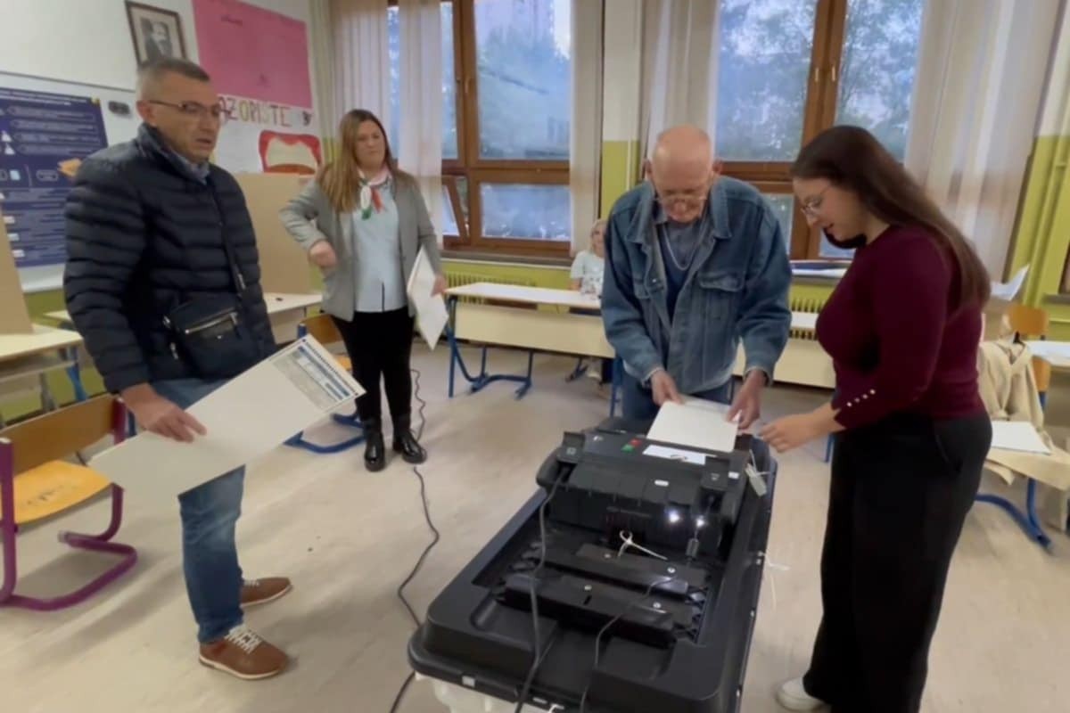 Tuzlaci glasaju pomoću optičkih skenera, pogledajte kako to izgleda