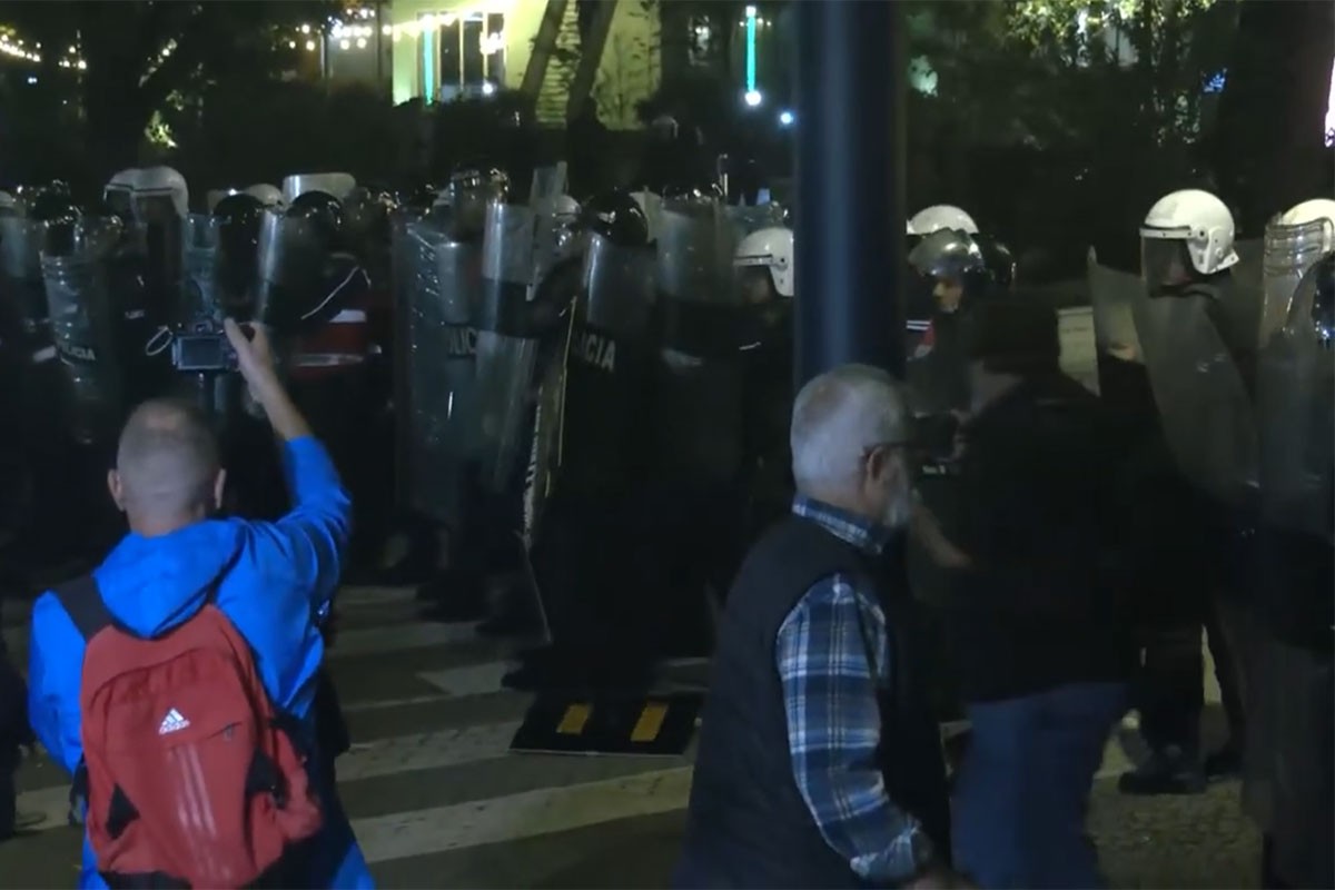 Protest opozicije u Albaniji, napadnut kabinet Edija Rame (VIDEO)