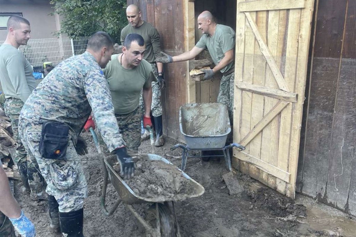 Oružane snage BiH čiste magistralni put i kuće u Donjoj Jablanici