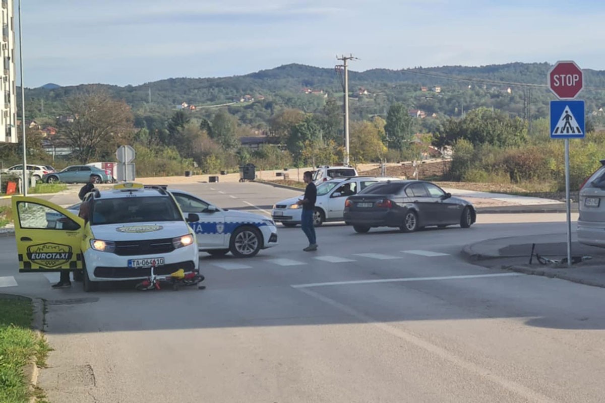 Maloljetnika udario auto dok je prelazio cestu