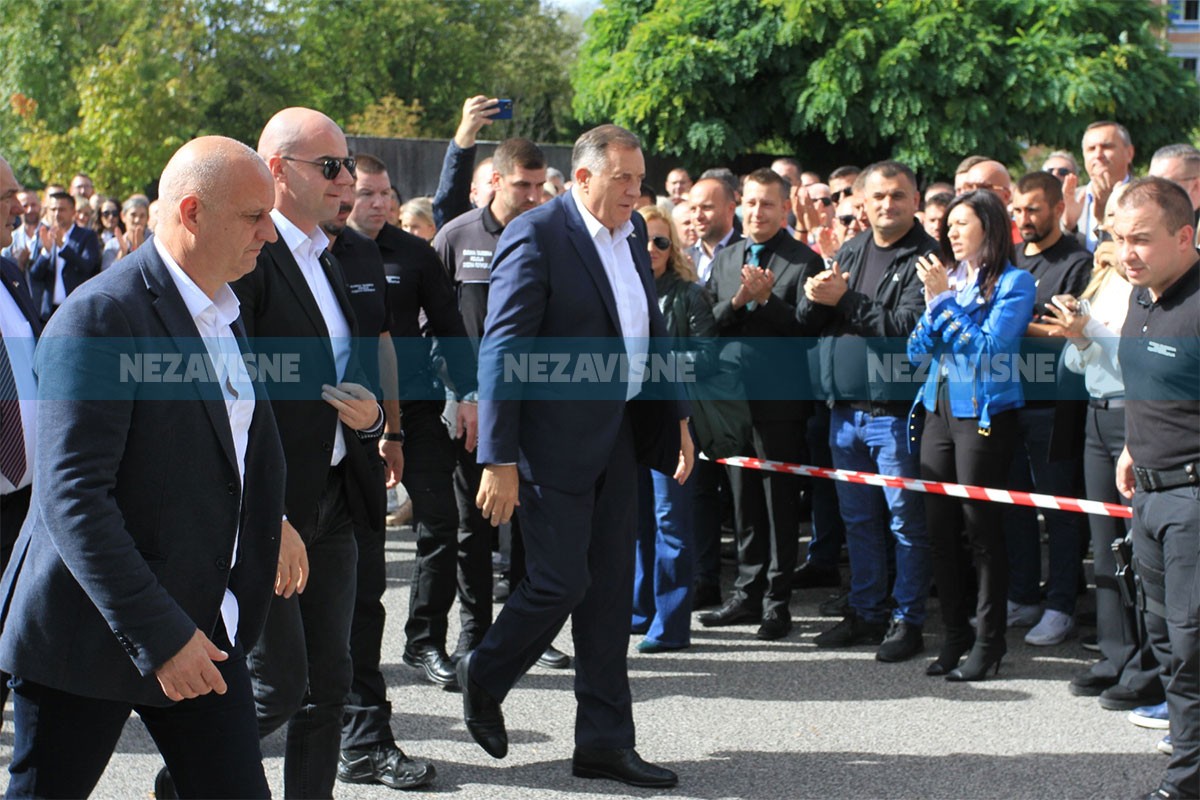 Dodik stigao u Sud BiH, dočekale ga pristalice (VIDEO)