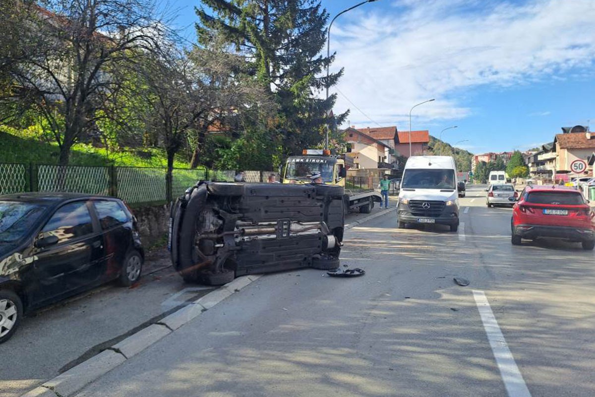 Sudar u Banjaluci, automobil se prevrnuo na bok