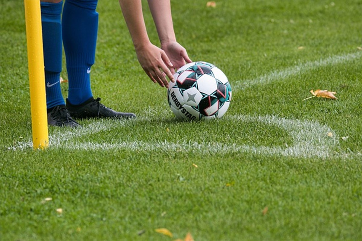 Fudbaleru pukla arkada, pogledajte kako je zaustavio krvarenje (FOTO)