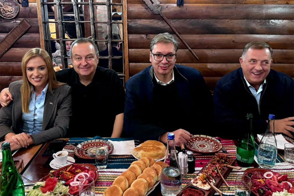 Vučić objavio fotografiju sa "visinskih priprema": Mi će savladamo ovu spržu...