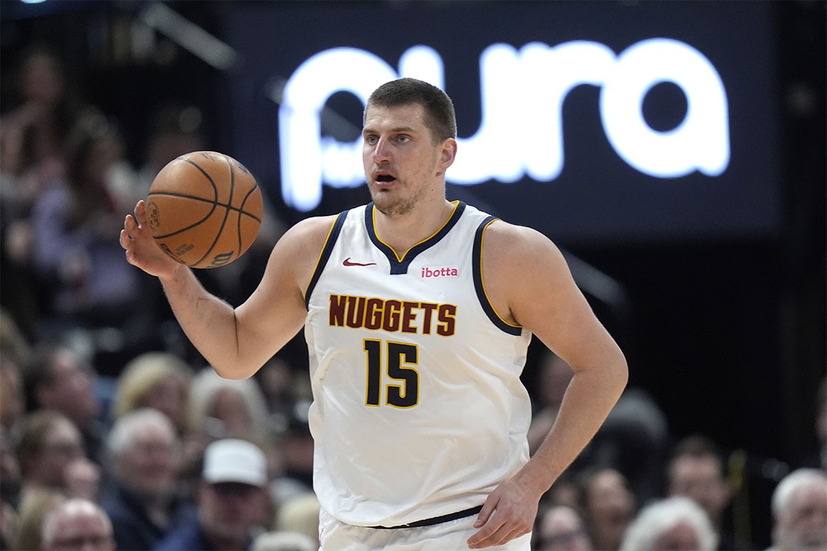 Dok čeka početak NBA, Jokić otišao na hokej (VIDEO)