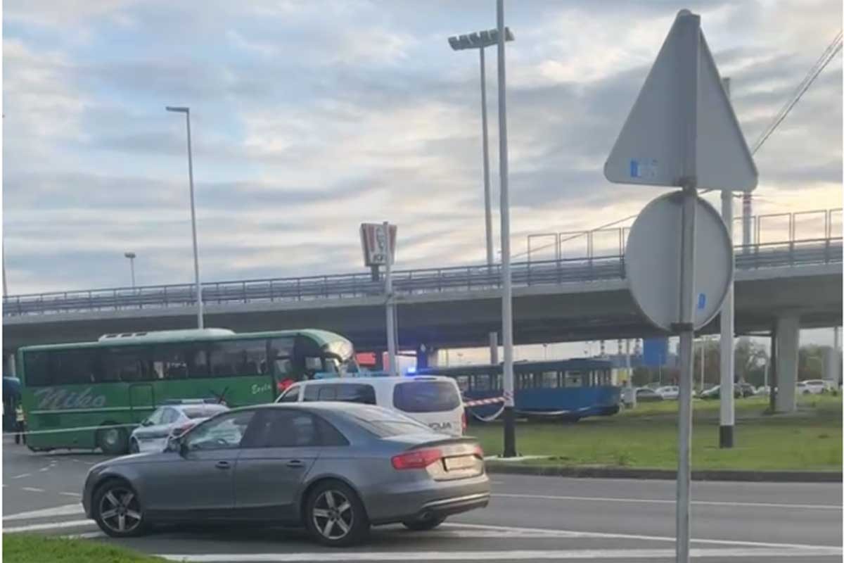 Sudar tramvaja i autobusa u Zagrebu, jedna osoba poginula