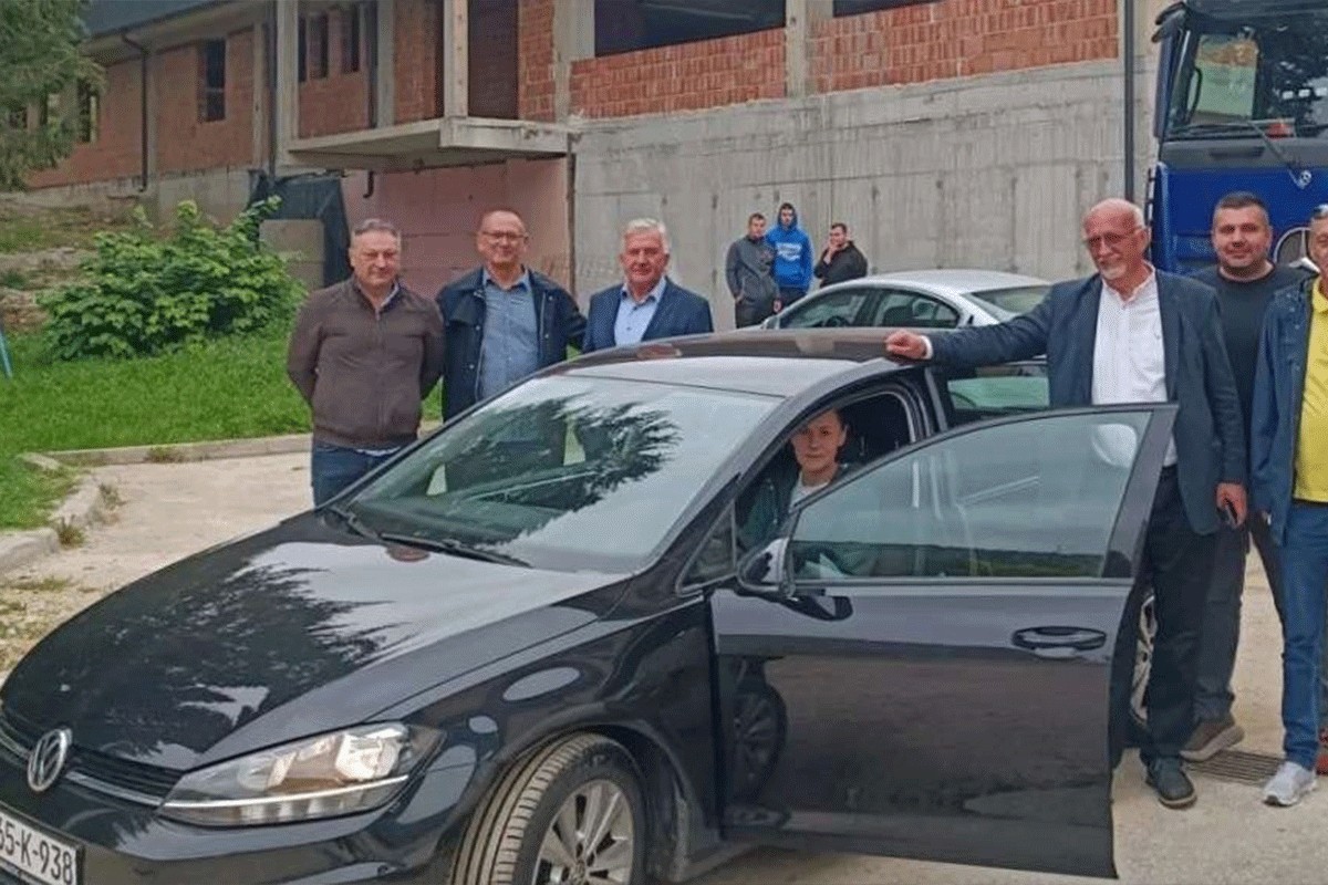 Ženi koja je spasavala ljude u poplavama kupili novi automobil