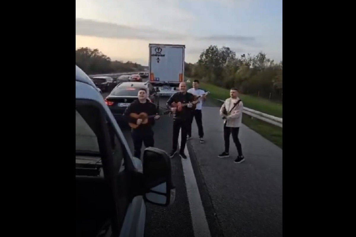 Tamburaši zapeli u koloni na auto-putu pa zasvirali bećarac (VIDEO)