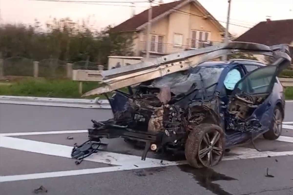 Teška saobraćajka kod Prijedora: Udario u stub pa u znak, motor ispao (VIDEO)