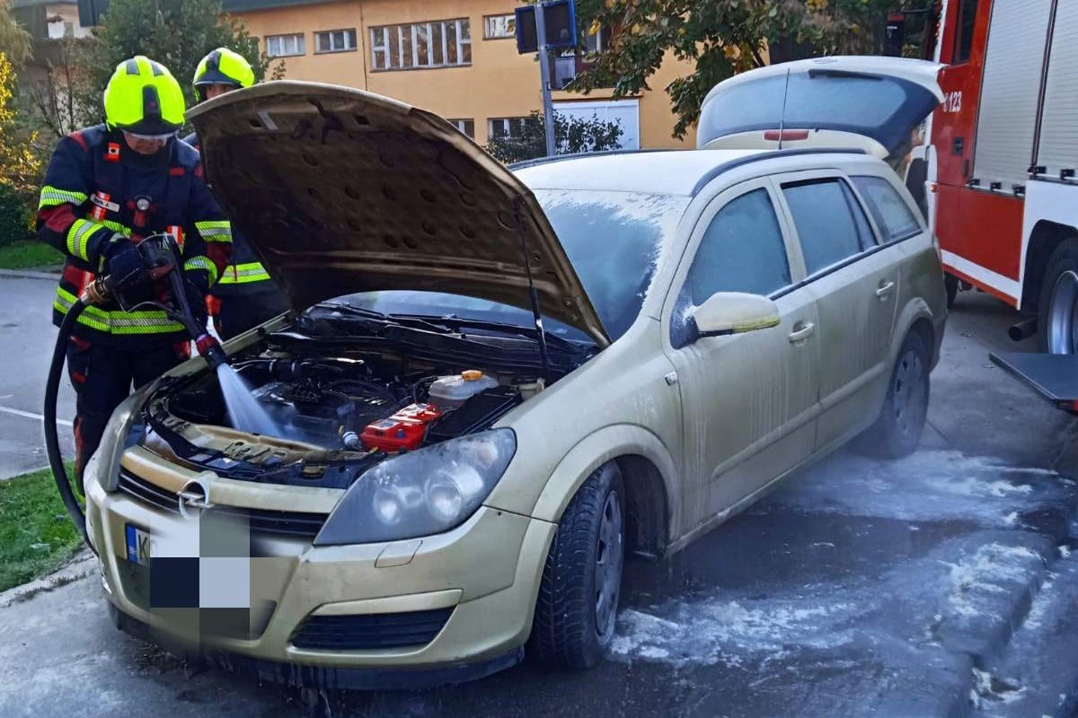 Gorio automobil u Banjaluci (FOTO)