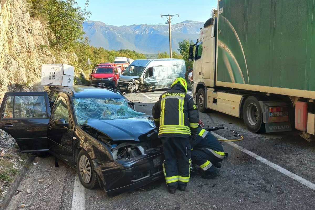 Težak udes kod Mostara: Obustavljen saobraćaj prema Jablanici (FOTO)