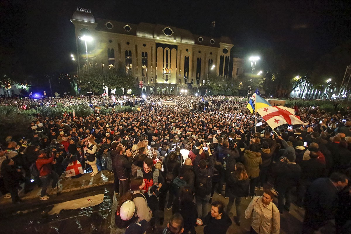 Gruzijaci ispred parlamenta zahtijevaju poništavanje parlamentarnih izbora