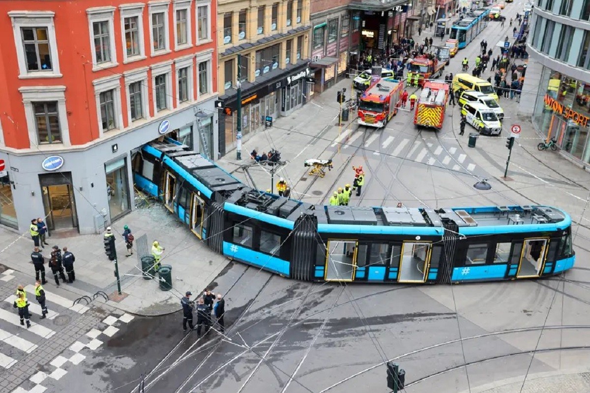 Tramvaj se zakucao u prodavnicu, ima povrijeđenih (VIDEO)