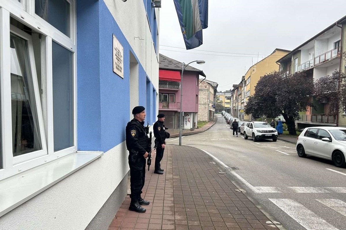 Tinejdžer koji je ubio policajca ostavio poruku, dok su ga vezali vikao "Nek vas Allah sve kazni"