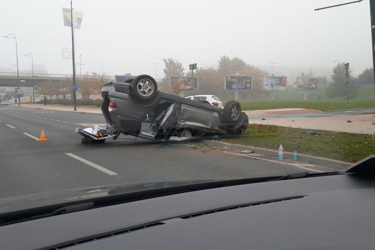 Nezgoda u BiH, auto završio na krovu