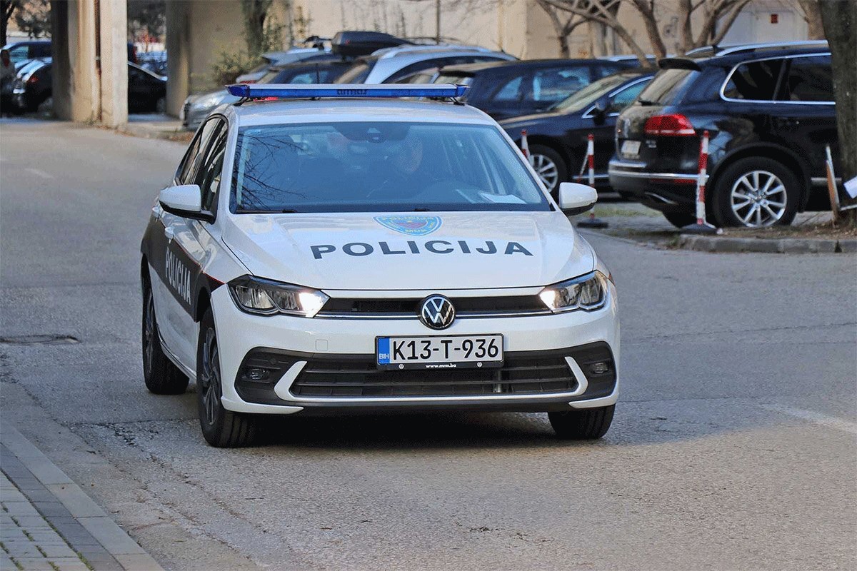 Policija uhapsila mladića, bacio bombu u Visokom (VIDEO)