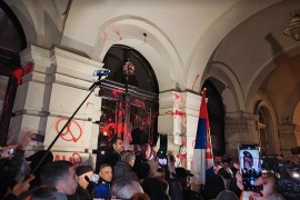 UŽIVO: Protest nakon tragedije na Željezničkoj stanici: Maskirani vandali razbijaju (VIDEO)