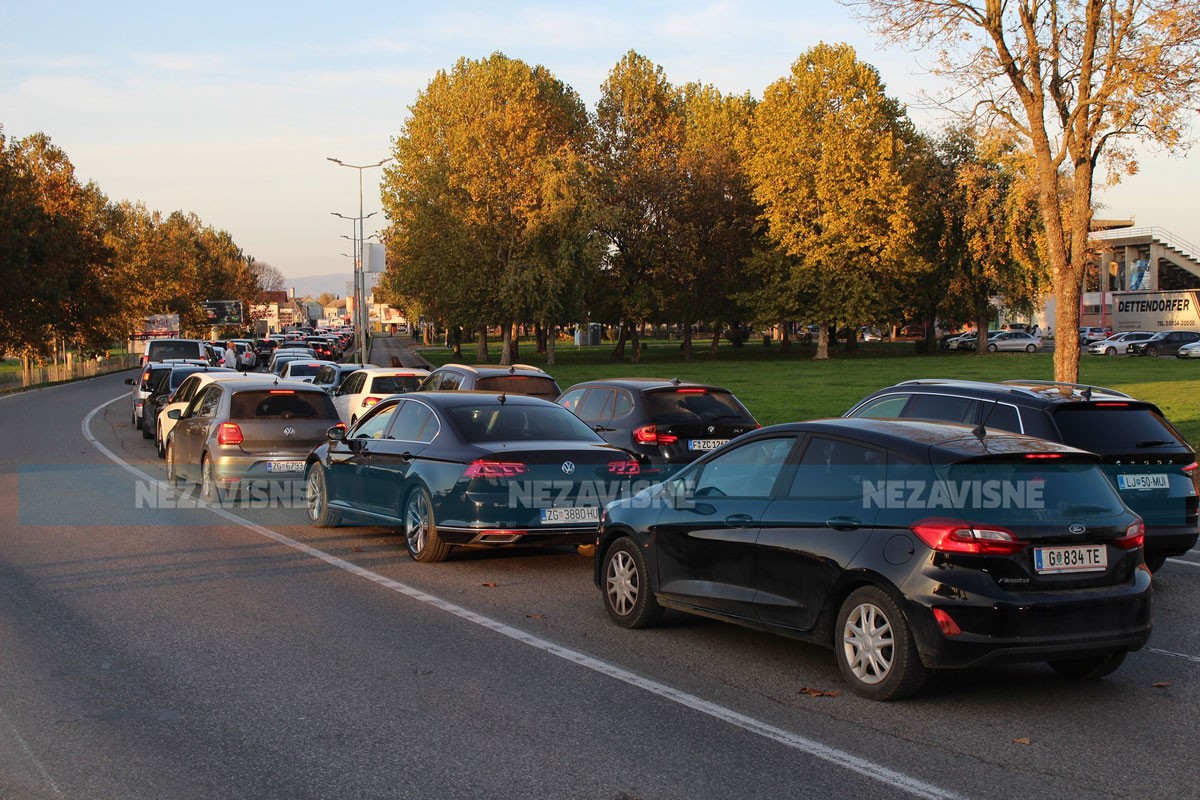 Ogromna gužva na graničnom prelazu Gradiška (FOTO)