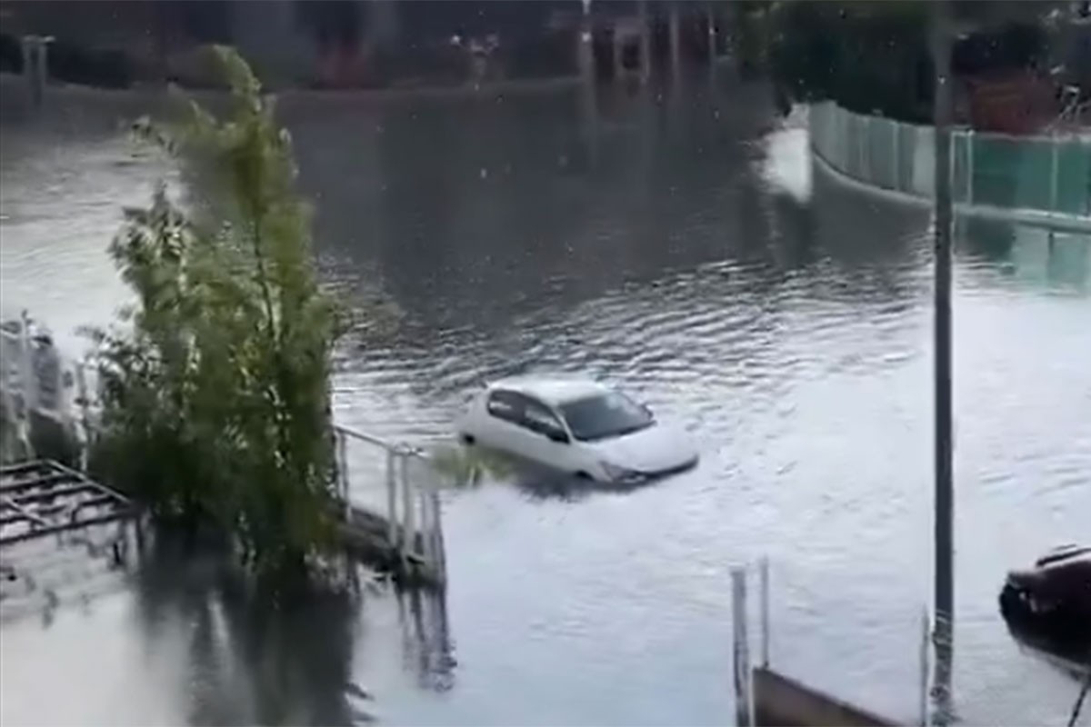 Barseloni prijeti katastrofa: Avioni "plivaju" po pisti, automobili zarobljeni (VIDEO)