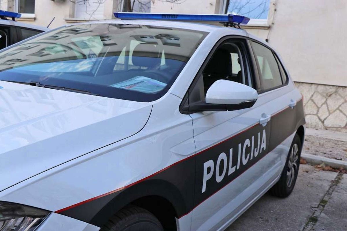 Policajci ga kontrolisali, on im predao drogu