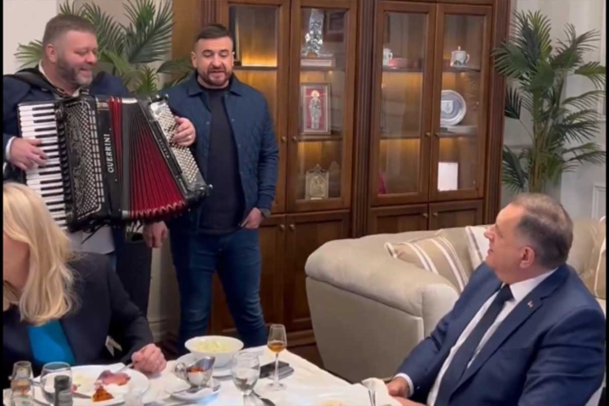 Dodik uz harmoniku zapjevao za pobjedu Trampa: "Ne može nam niko ništa" (VIDEO)