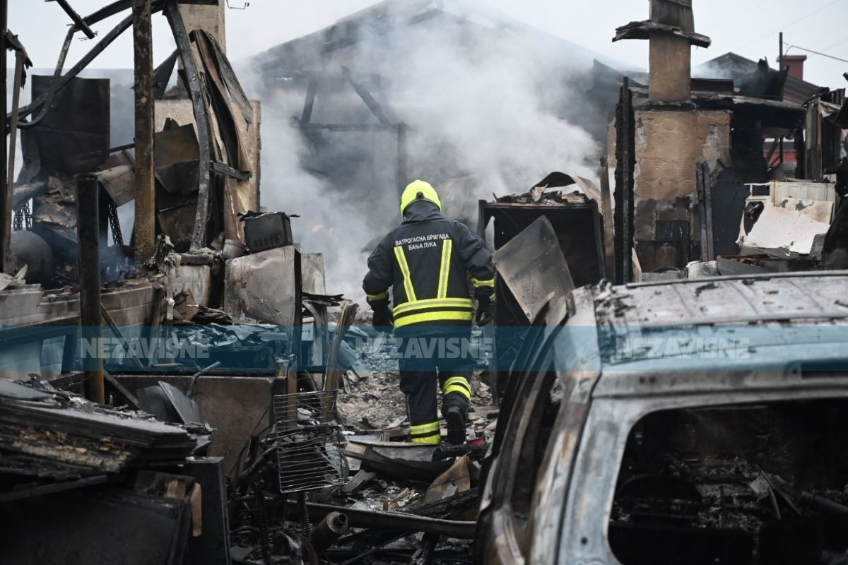 Vatrogasci i dalje na mjestu požara, još se ne zna uzrok (FOTO, VIDEO)