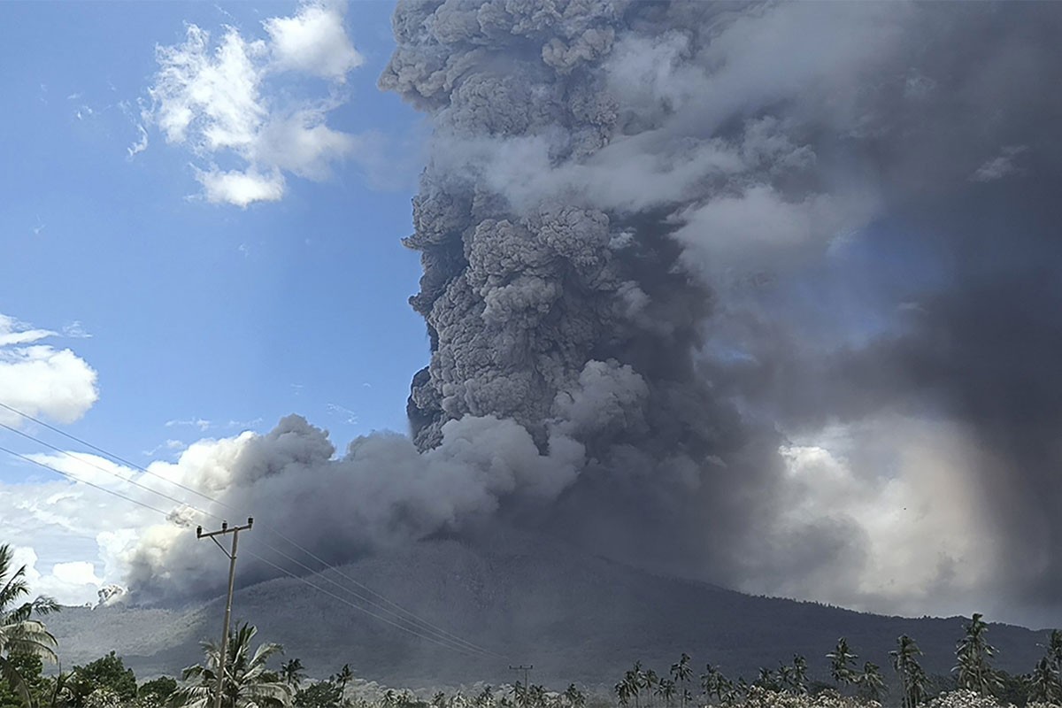 I danas nekoliko erupcija indonežanskog vulkana, hiljade ljudi evakuisano