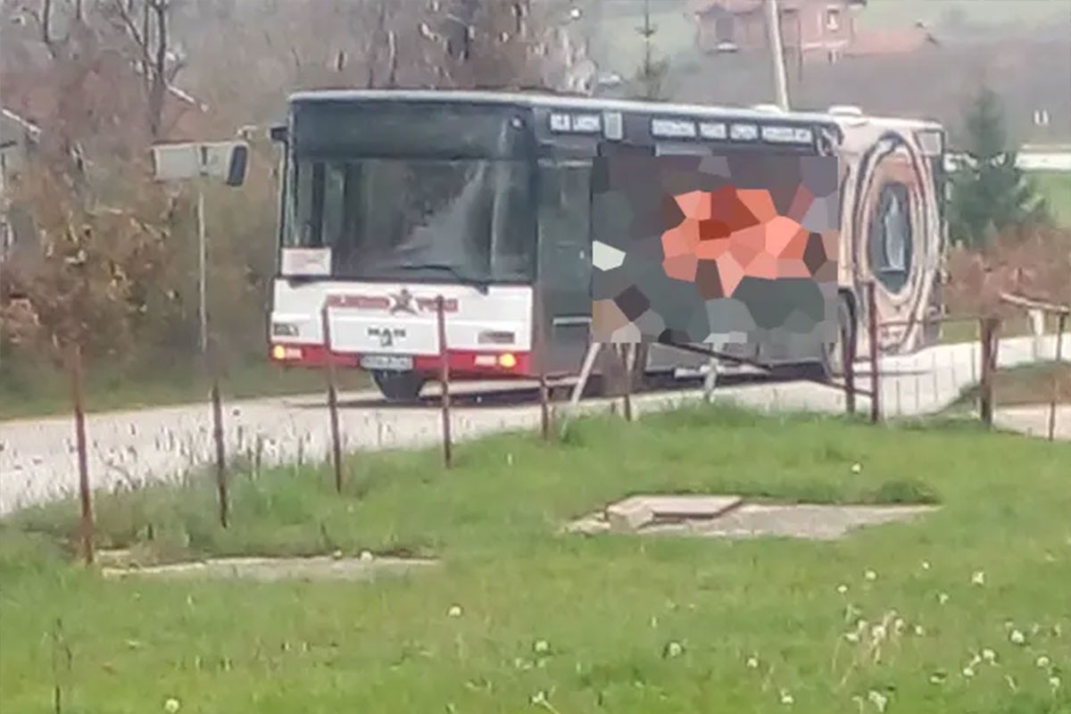 Pokvareni autobus stvara probleme kod Banjaluke (VIDEO)