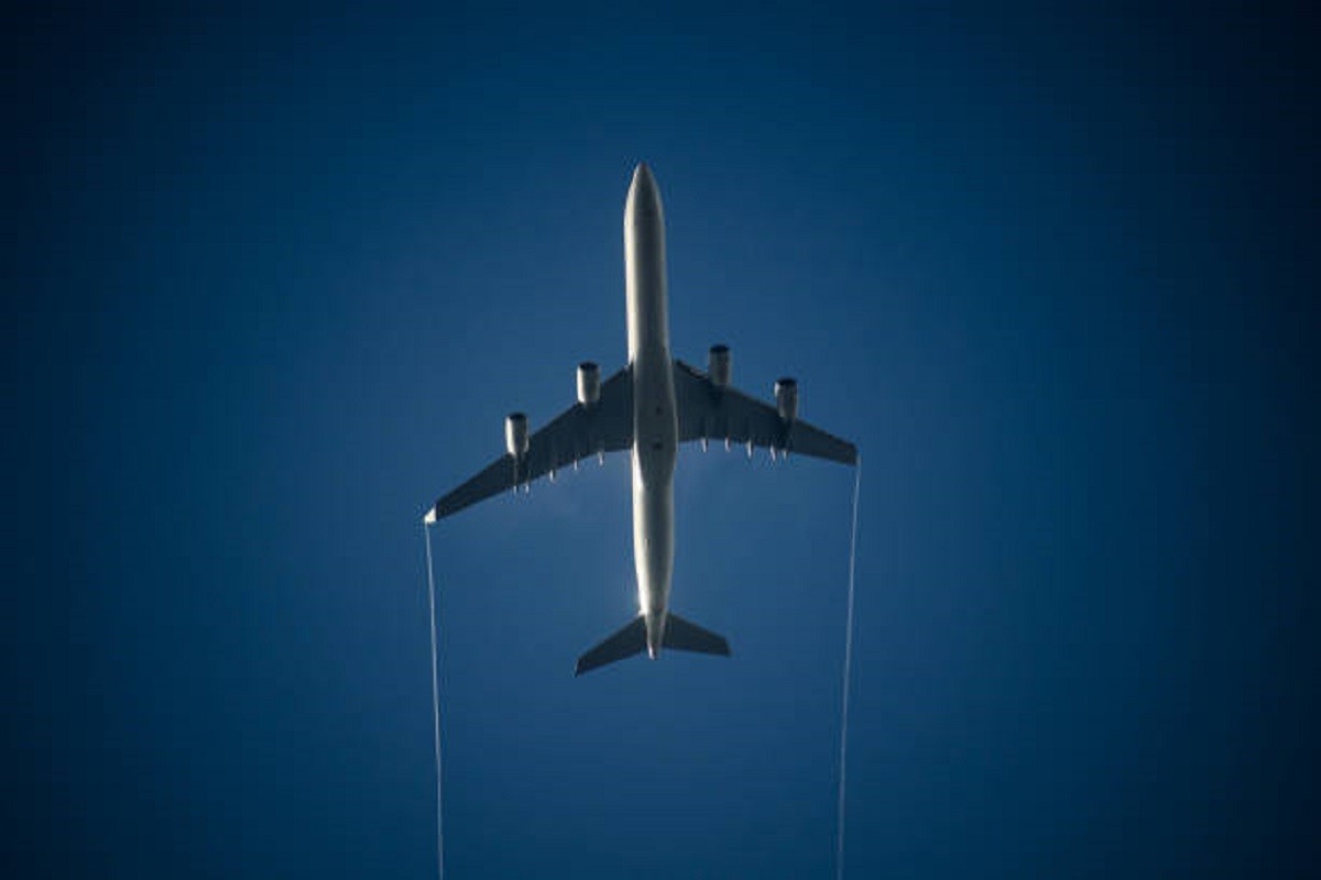 Putnički avion preusmjeren zbog nepoznatog objekta na nebu