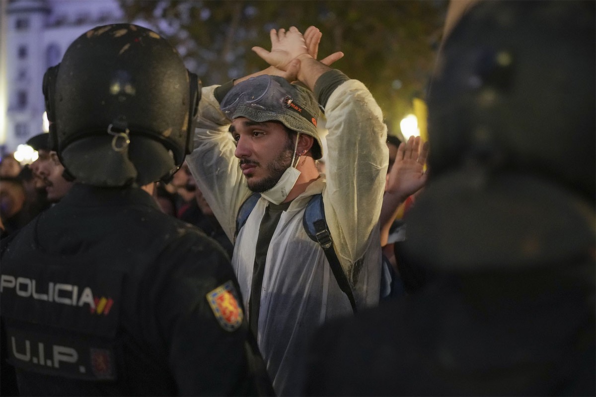 Sukobi na protestima u Valensiji: "Naše ruke su uprljane blatom, vaše krvlju"