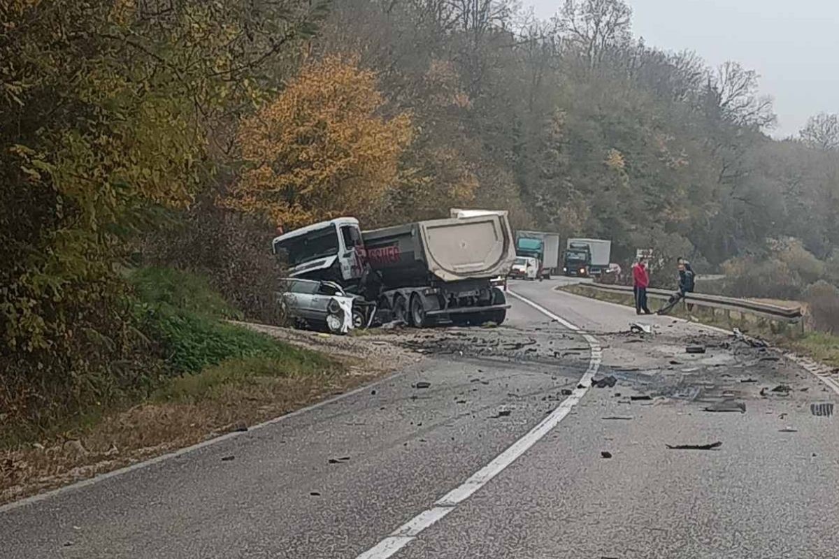 Sudar na putu Prnjavor-Derventa: Poginula jedna osoba, obustavljen saobraćaj