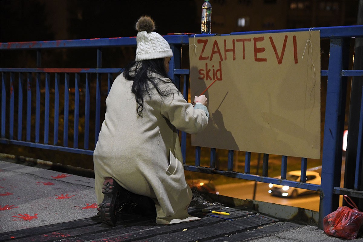 Ispred Vlade Srbije počeo protest opozicije zbog tragedije u Novom Sadu