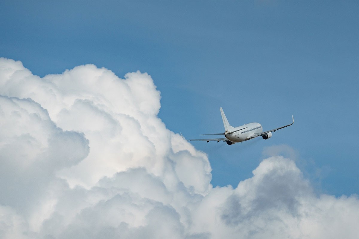 Pucano na putnički avion kompanije iz SAD, ranjena stjuardesa