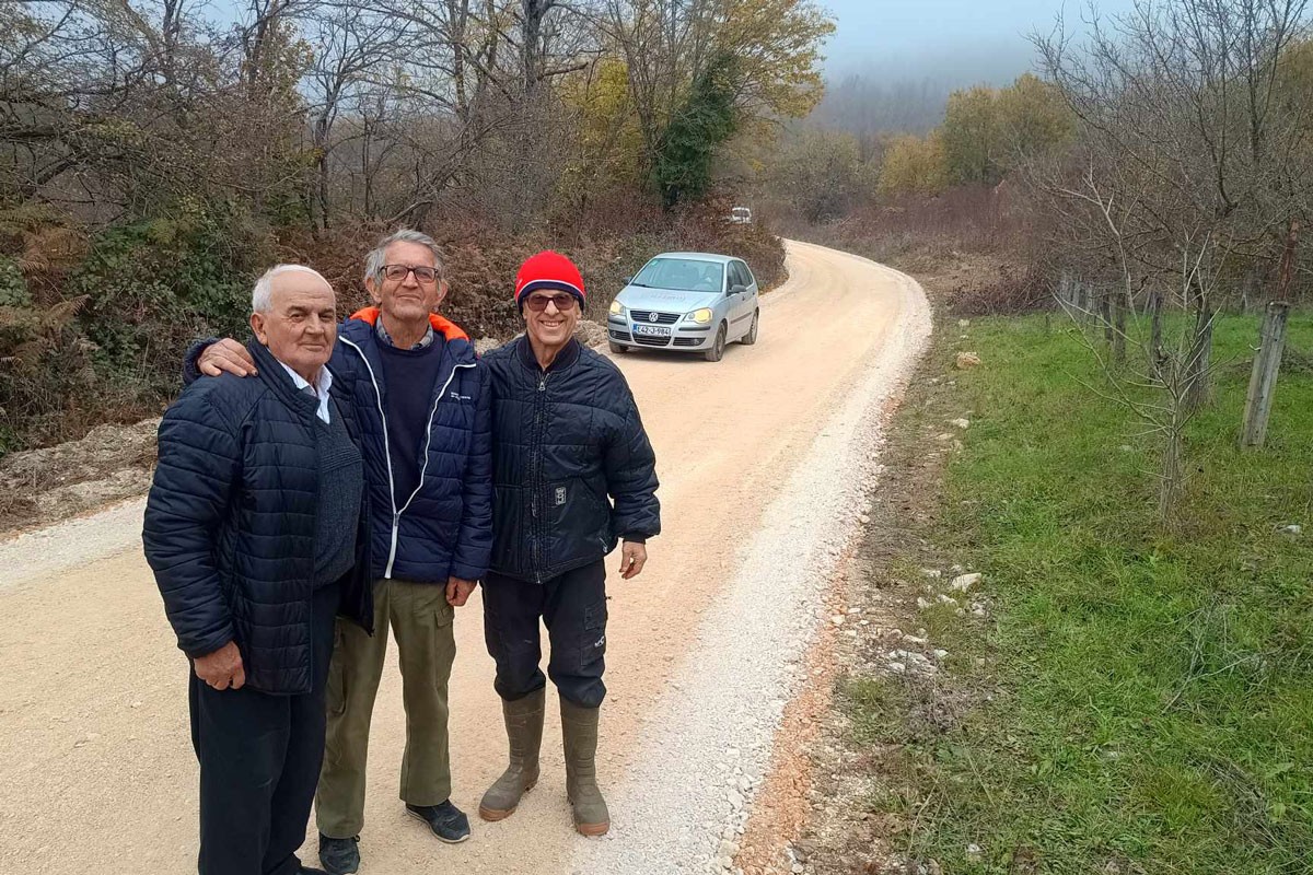 Asfalt stiže do Donje Tramošnje, srpski povratnici platili pola