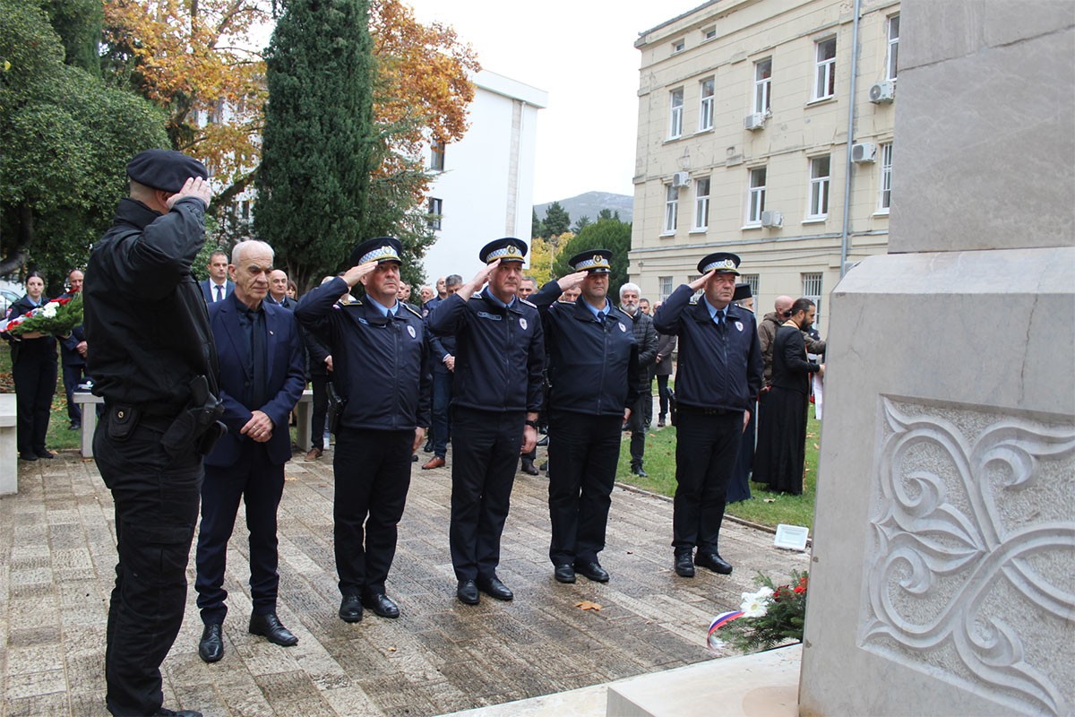 Cvijeće i svijeće za poginule pripadnike Policijske uprave Trebinje