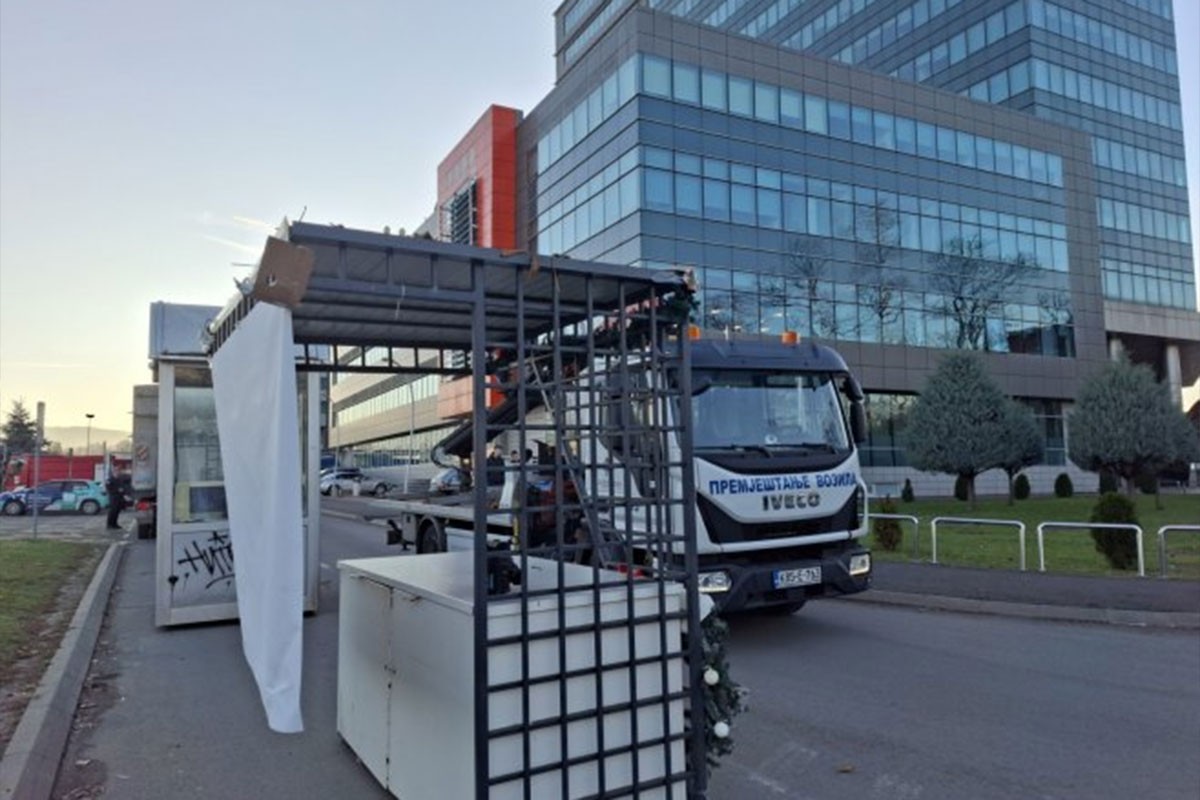 Postavljene ukrasne kućice kod javnog parkinga na Trgu Republike