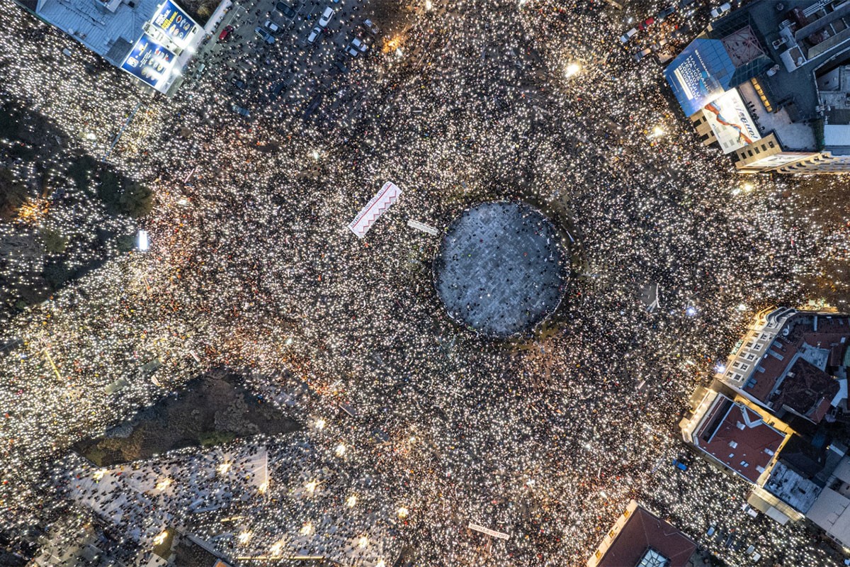 Protesti u Beogradu: Studenti šetaju ulicama, građani ih pozdravljaju (VIDEO)