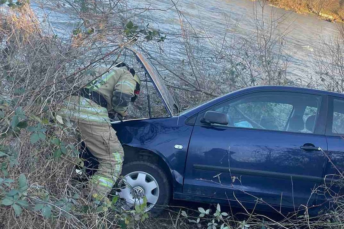 Za dlaku izbjegnuta tragedija: Sletjela polom, zaustavila se metar do hladne Sane (FOTO)