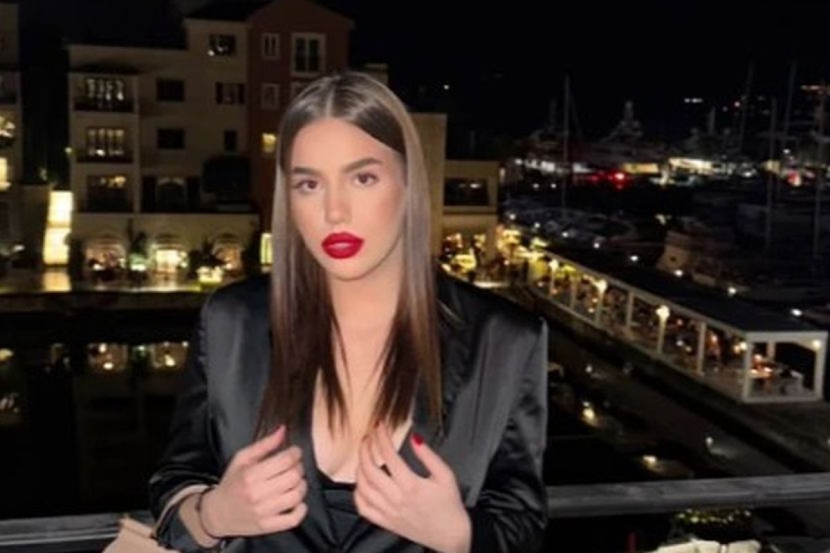 Čolina kćerka rukom pomjerila sako, dekolte puca, a dolje mrežaste čarape (FOTO)